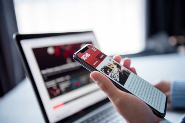 UEC-News-Hand-with-cell-phone
